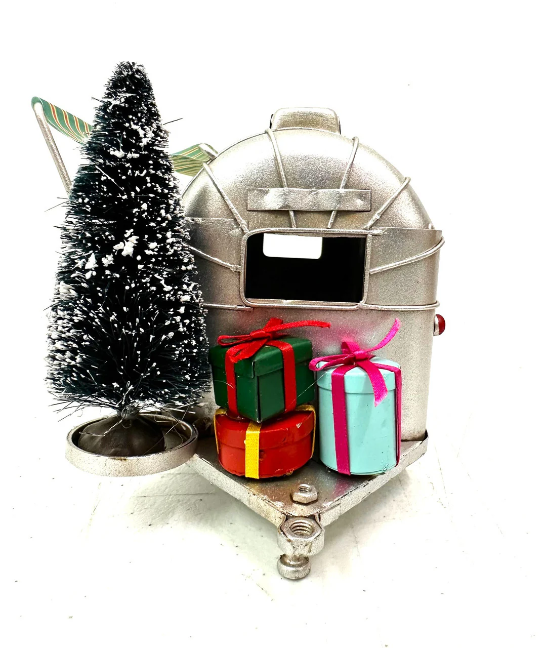 Christmas Silver Caravan Airstream - Image 6